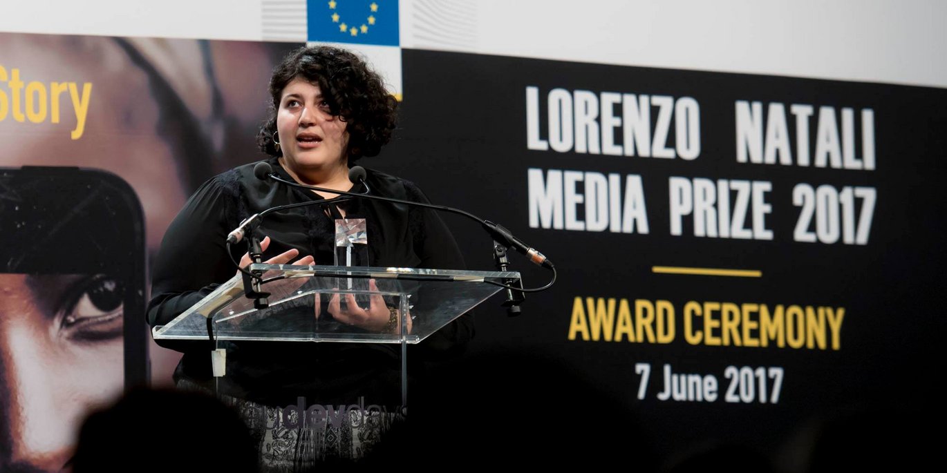 Nehal El-Sherif accepting the Lorenzo Natali Media Prize from the European Commission.
